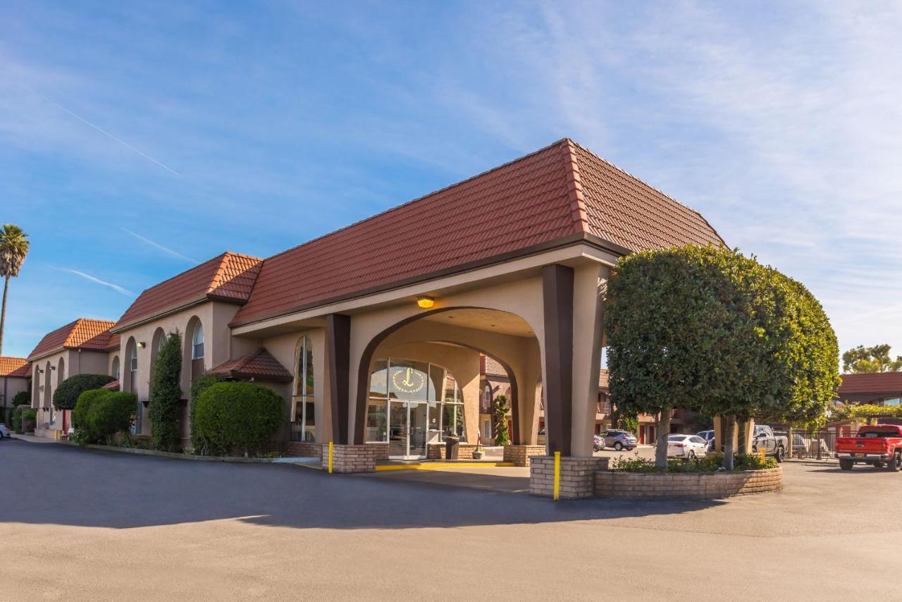 Hotel Laurel & Conference Center 3*